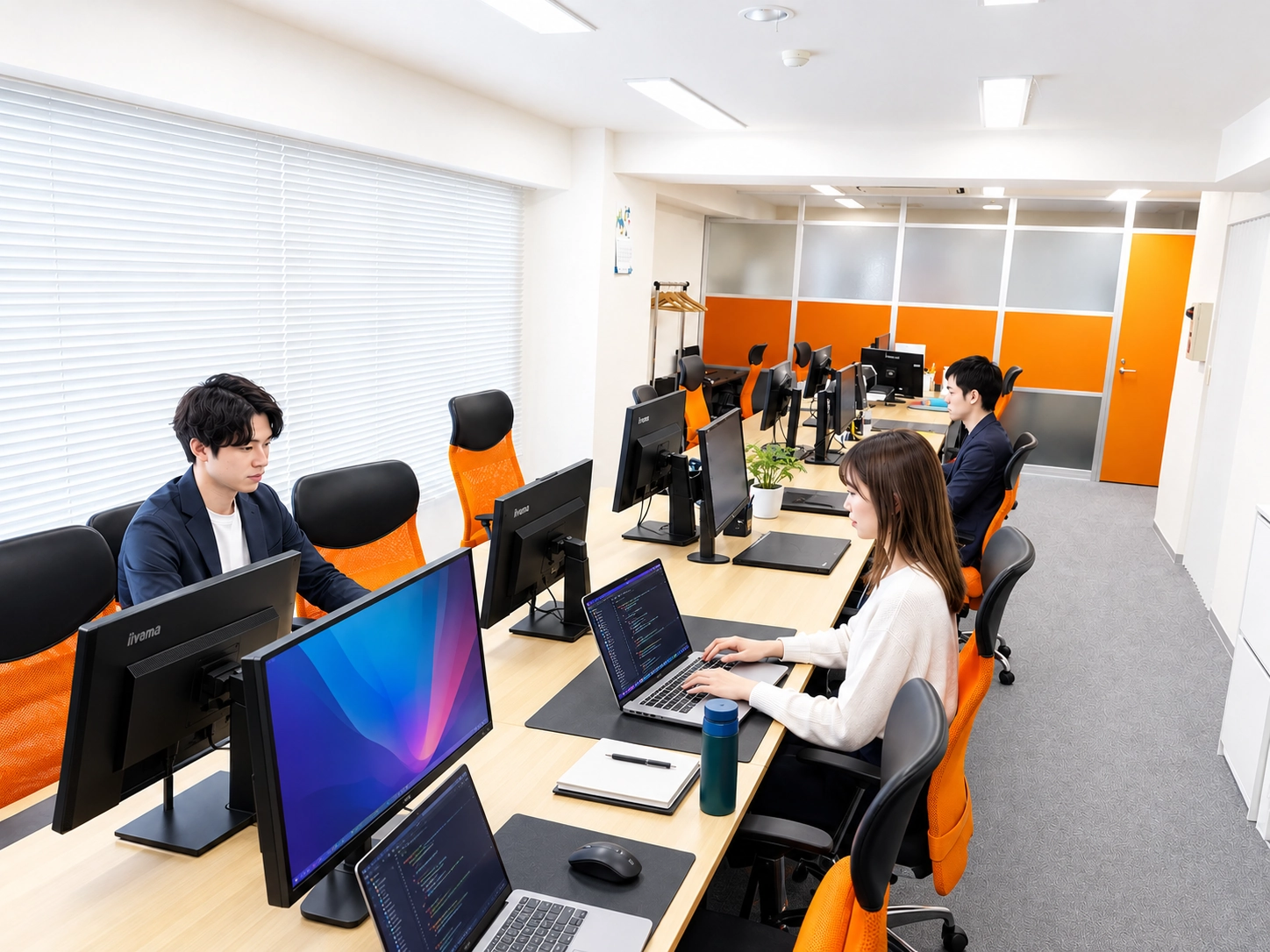 ホワイトボードにコードを書きながら打ち合わせをするbondbandのメンバー